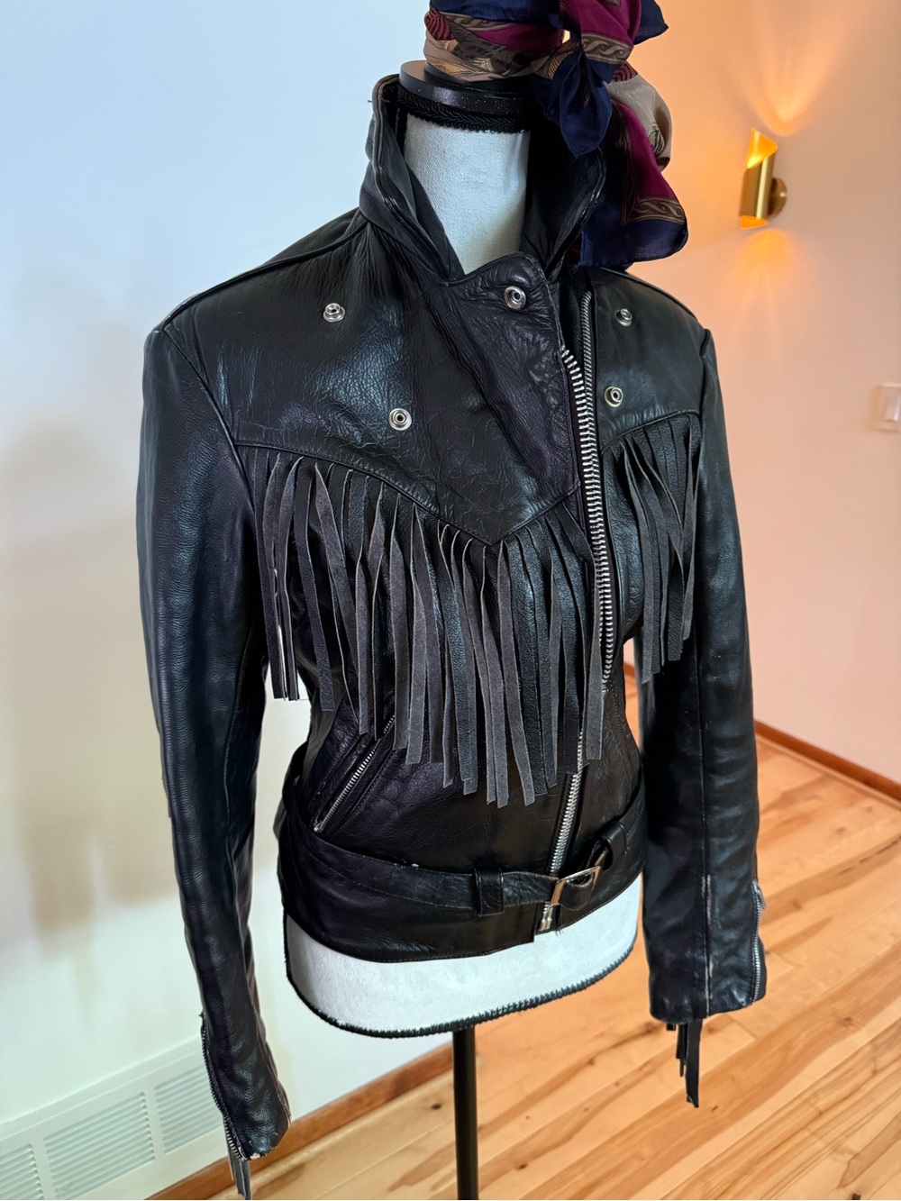 Vintage fringe leather jacket- concert wear- distressed and perfect - Picture 15 of 16